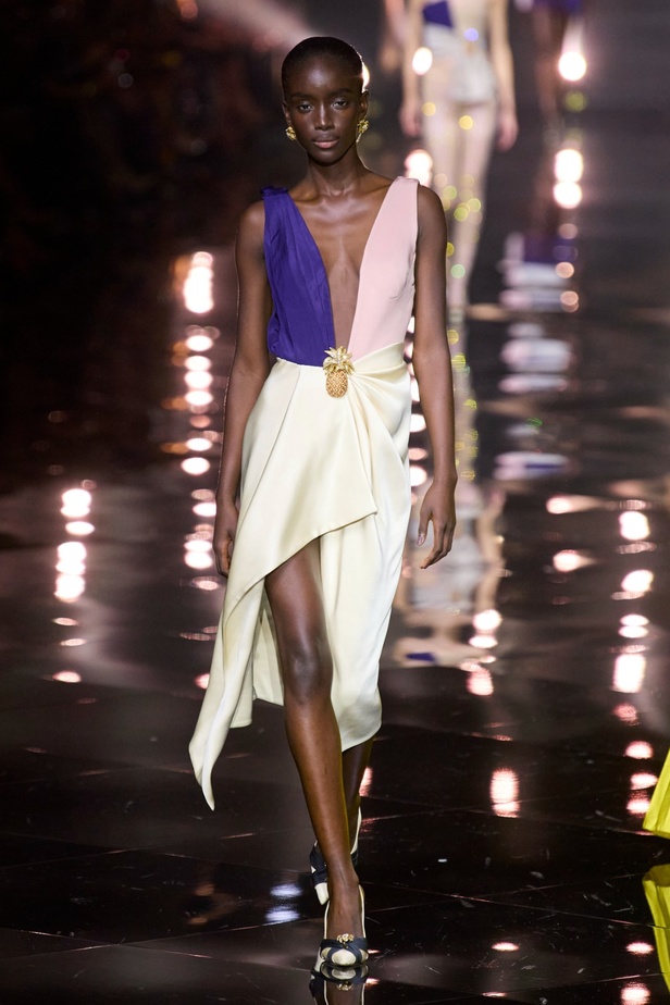 مجموعة Roberto Cavalli لربيع 2023 سحر الطبعات والتصاميم الأنثوية