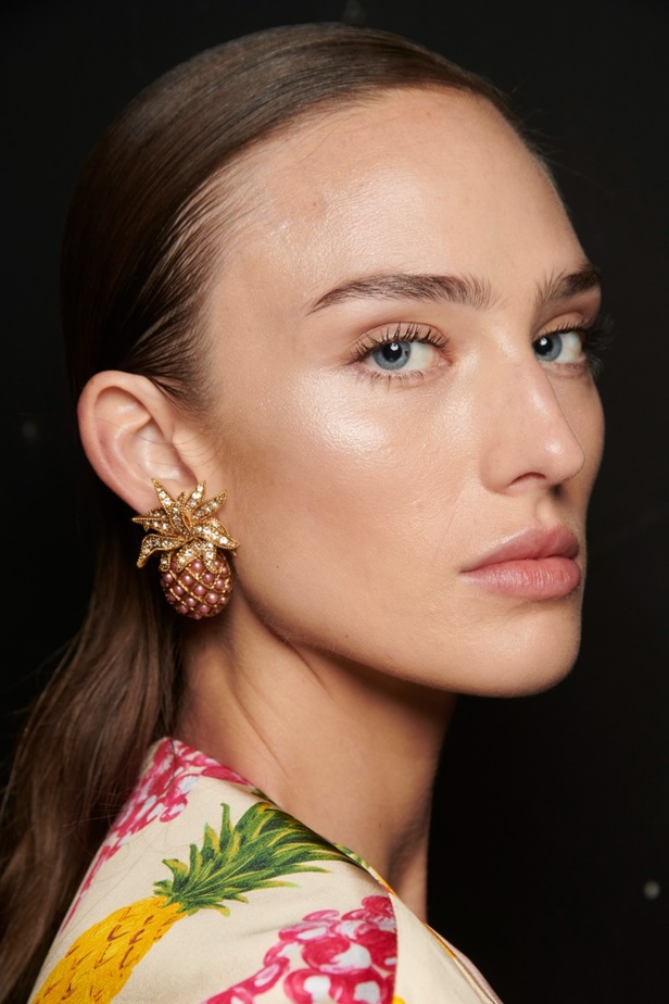 مجموعة Roberto Cavalli لربيع 2023 سحر الطبعات والتصاميم الأنثوية