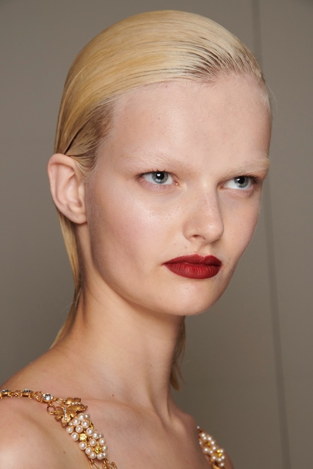 مجموعة Roberto Cavalli لربيع 2023 سحر الطبعات والتصاميم الأنثوية