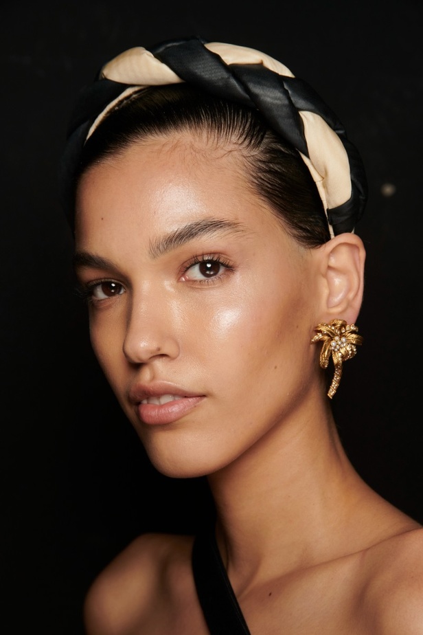 مجموعة Roberto Cavalli لربيع 2023 سحر الطبعات والتصاميم الأنثوية