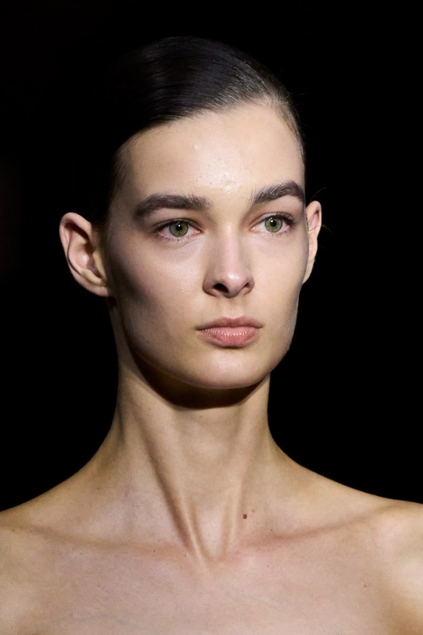 مجموعة Roberto Cavalli لربيع 2023 سحر الطبعات والتصاميم الأنثوية