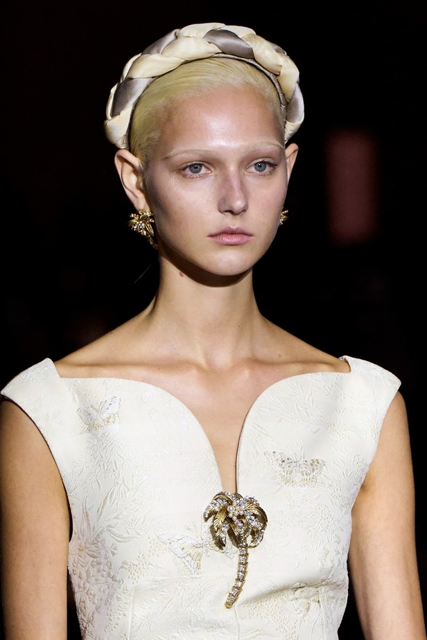 مجموعة Roberto Cavalli لربيع 2023 سحر الطبعات والتصاميم الأنثوية