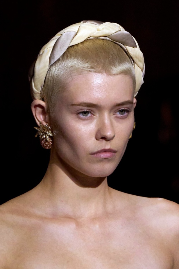 مجموعة Roberto Cavalli لربيع 2023 سحر الطبعات والتصاميم الأنثوية