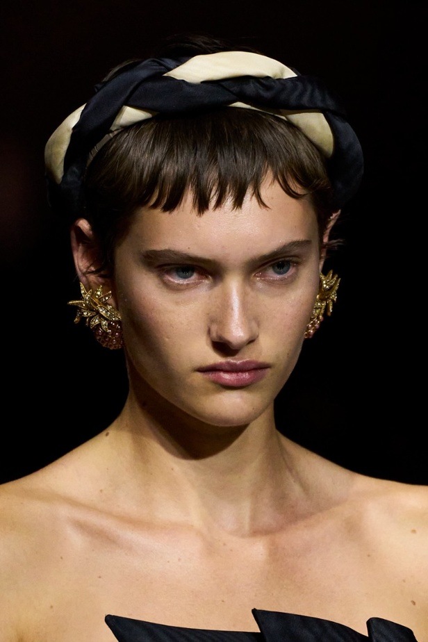 مجموعة Roberto Cavalli لربيع 2023 سحر الطبعات والتصاميم الأنثوية