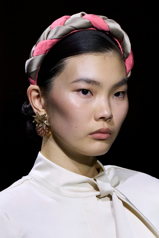 مجموعة Roberto Cavalli لربيع 2023 سحر الطبعات والتصاميم الأنثوية