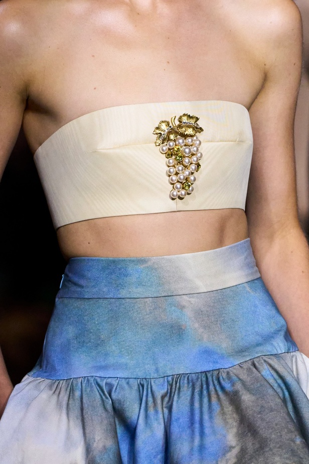 مجموعة Roberto Cavalli لربيع 2023 سحر الطبعات والتصاميم الأنثوية