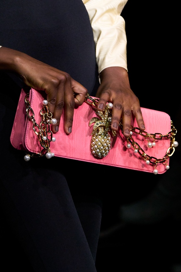 مجموعة Roberto Cavalli لربيع 2023 سحر الطبعات والتصاميم الأنثوية