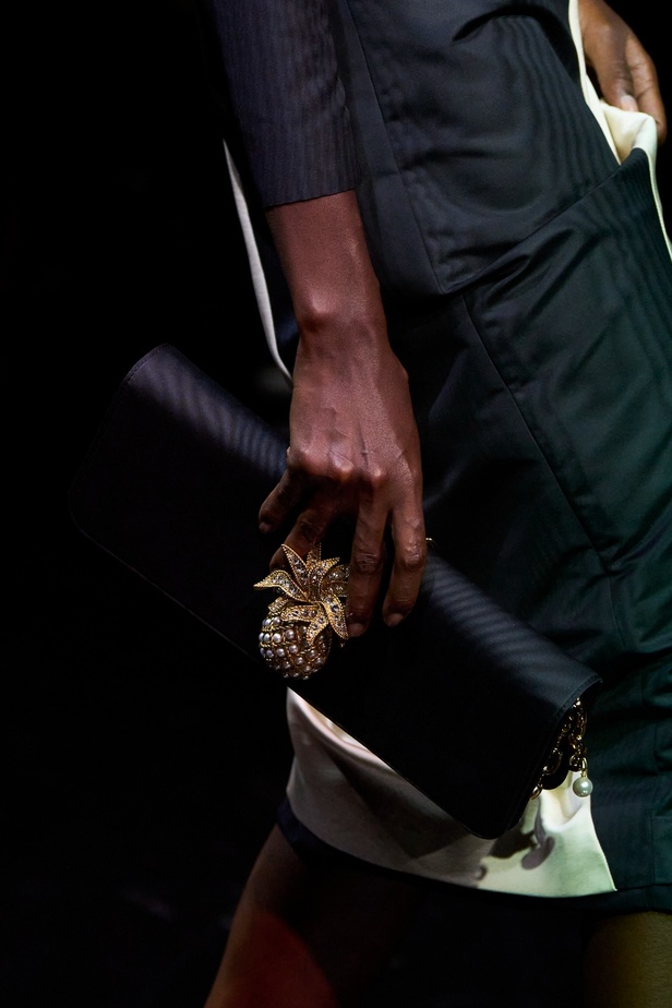 مجموعة Roberto Cavalli لربيع 2023 سحر الطبعات والتصاميم الأنثوية