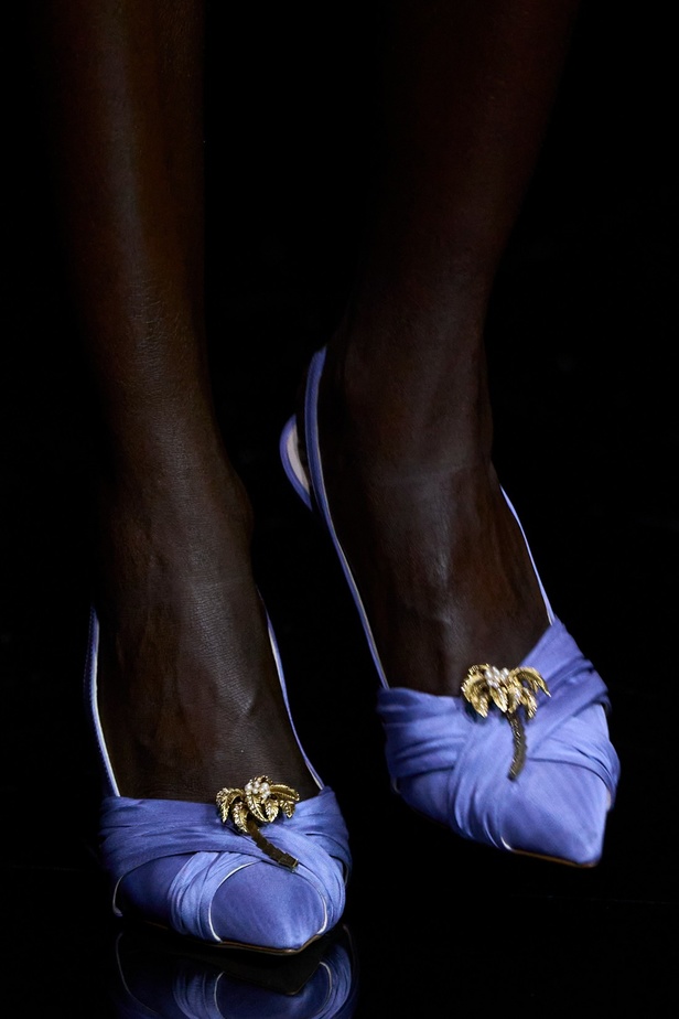 مجموعة Roberto Cavalli لربيع 2023 سحر الطبعات والتصاميم الأنثوية