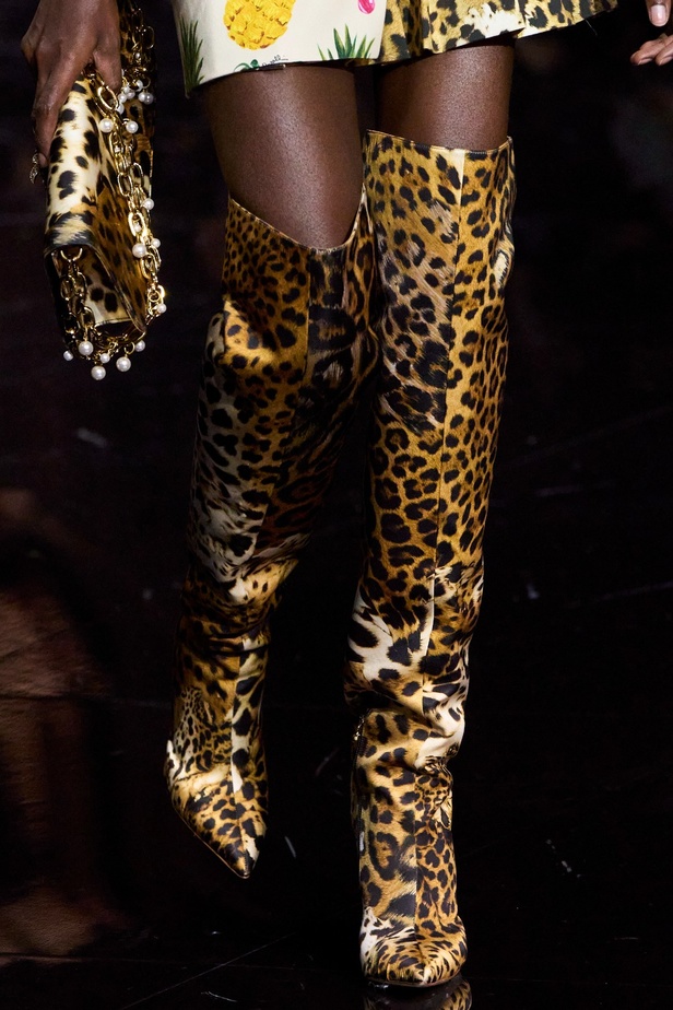 مجموعة Roberto Cavalli لربيع 2023 سحر الطبعات والتصاميم الأنثوية