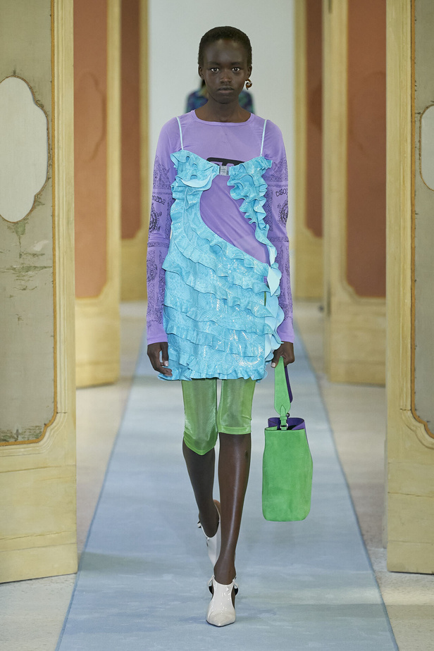 عرض أزياء DSquared2 لربيع وصيف 2023.. يحاكي المرأة العصرية