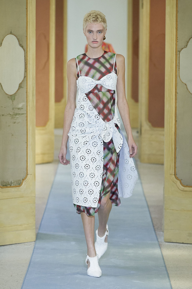 عرض أزياء DSquared2 لربيع وصيف 2023.. يحاكي المرأة العصرية