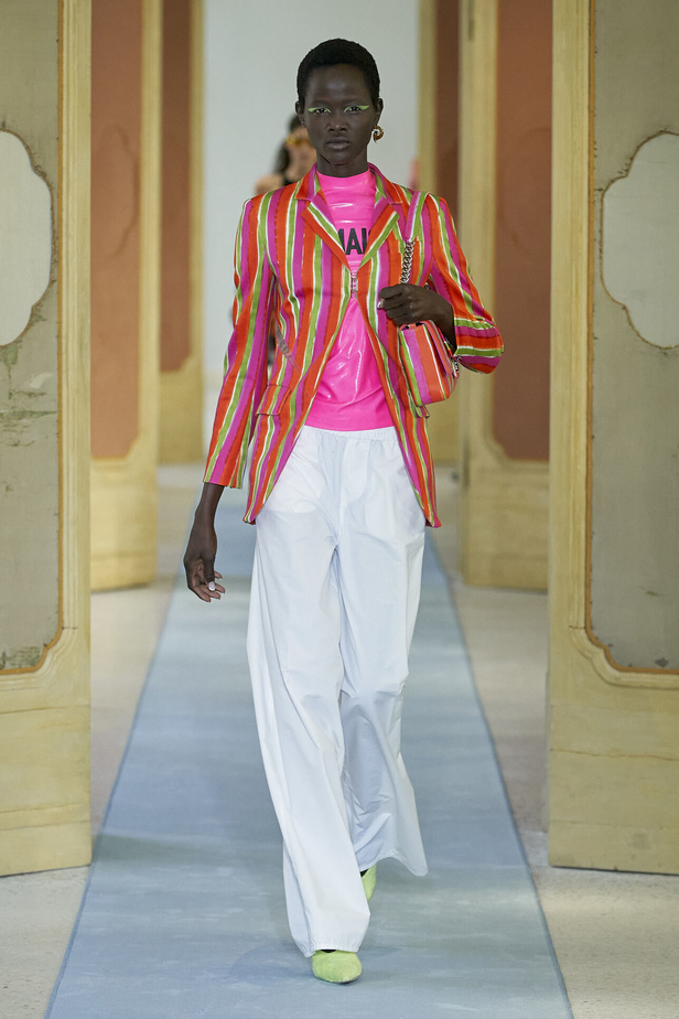 عرض أزياء DSquared2 لربيع وصيف 2023.. يحاكي المرأة العصرية