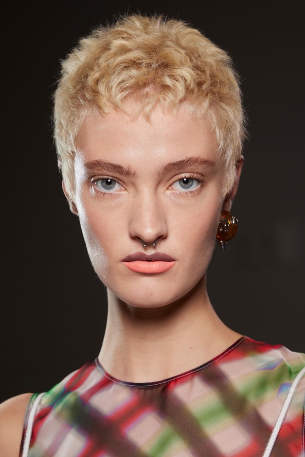 مجموعة DSquared2 لربيع وصيف 2023.. عودة الى صيحة التصاميم الشفافة