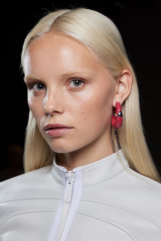 مجموعة DSquared2 لربيع وصيف 2023.. عودة الى صيحة التصاميم الشفافة