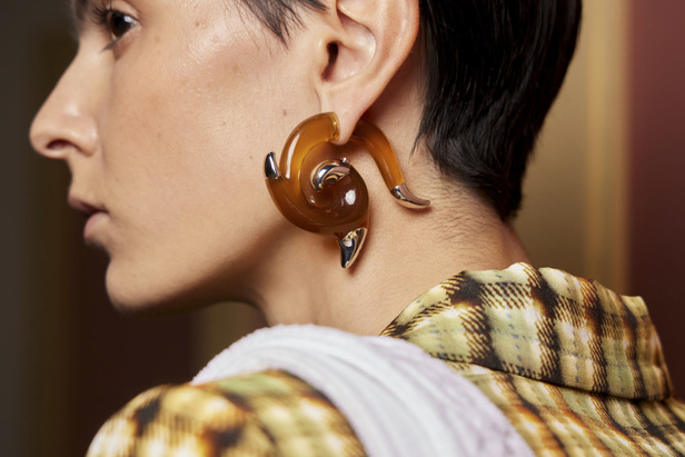 مجموعة DSquared2 لربيع وصيف 2023.. عودة الى صيحة التصاميم الشفافة