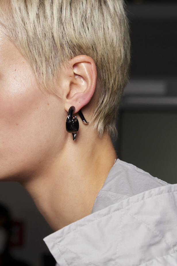 مجموعة DSquared2 لربيع وصيف 2023.. عودة الى صيحة التصاميم الشفافة