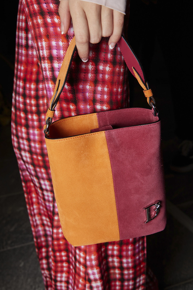 مجموعة DSquared2 لربيع وصيف 2023.. عودة الى صيحة التصاميم الشفافة