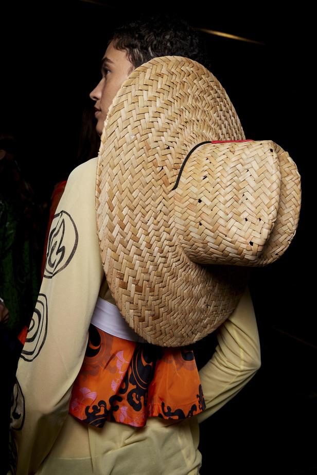 مجموعة DSquared2 لربيع وصيف 2023.. عودة الى صيحة التصاميم الشفافة