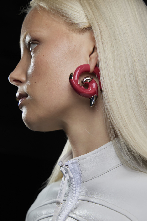 مجموعة DSquared2 لربيع وصيف 2023.. عودة الى صيحة التصاميم الشفافة