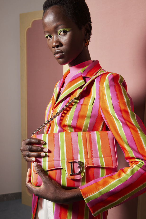 مجموعة DSquared2 لربيع وصيف 2023.. عودة الى صيحة التصاميم الشفافة