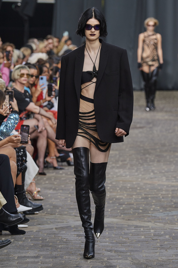 مجموعة David Koma لربيع وصيف 2023.. جرأة الأقمشة اللماعة والفرو