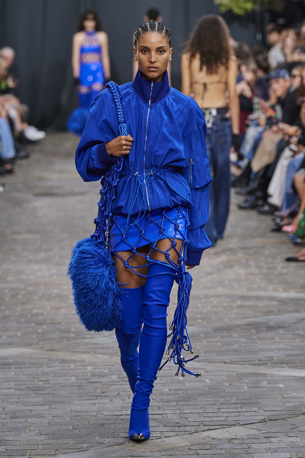 مجموعة David Koma لربيع وصيف 2023.. جرأة الأقمشة اللماعة والفرو