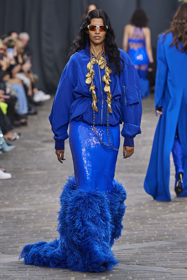 مجموعة David Koma لربيع وصيف 2023.. جرأة الأقمشة اللماعة والفرو