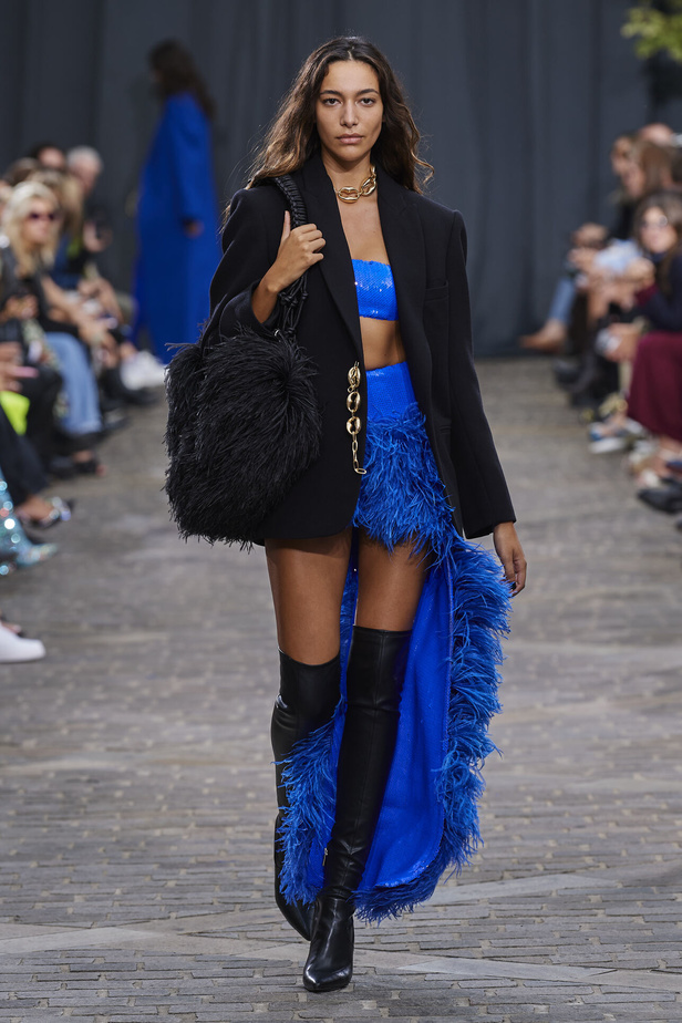 مجموعة David Koma لربيع وصيف 2023.. جرأة الأقمشة اللماعة والفرو