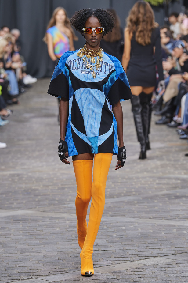 مجموعة David Koma لربيع وصيف 2023.. جرأة الأقمشة اللماعة والفرو