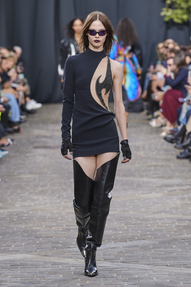 مجموعة David Koma لربيع وصيف 2023.. جرأة الأقمشة اللماعة والفرو