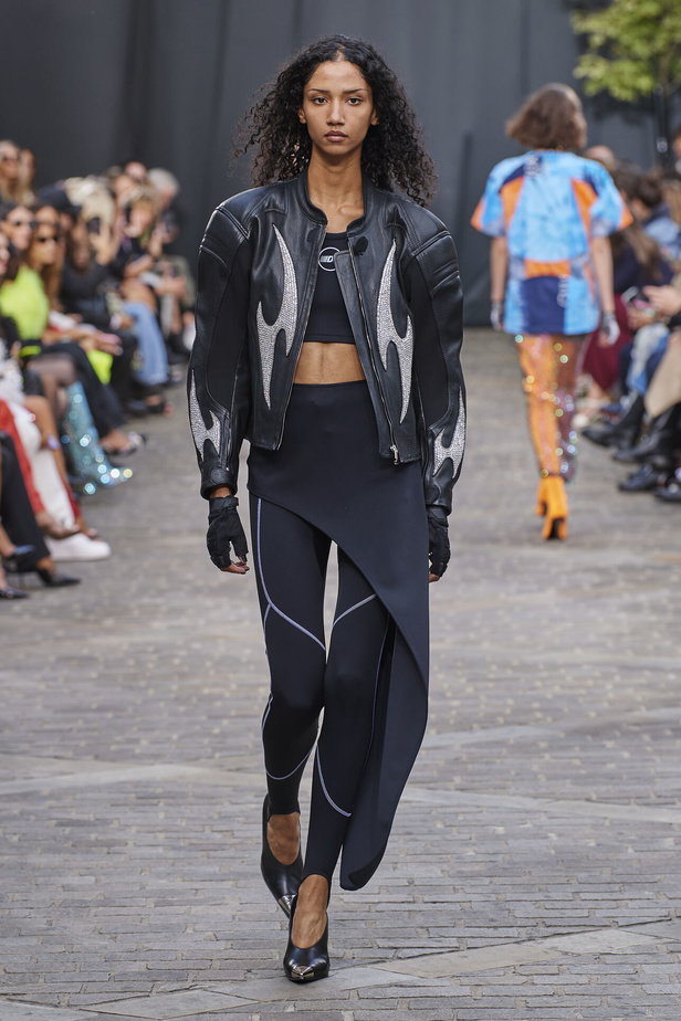 مجموعة David Koma لربيع وصيف 2023.. جرأة الأقمشة اللماعة والفرو