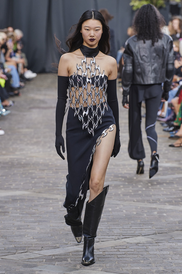 مجموعة David Koma لربيع وصيف 2023.. جرأة الأقمشة اللماعة والفرو