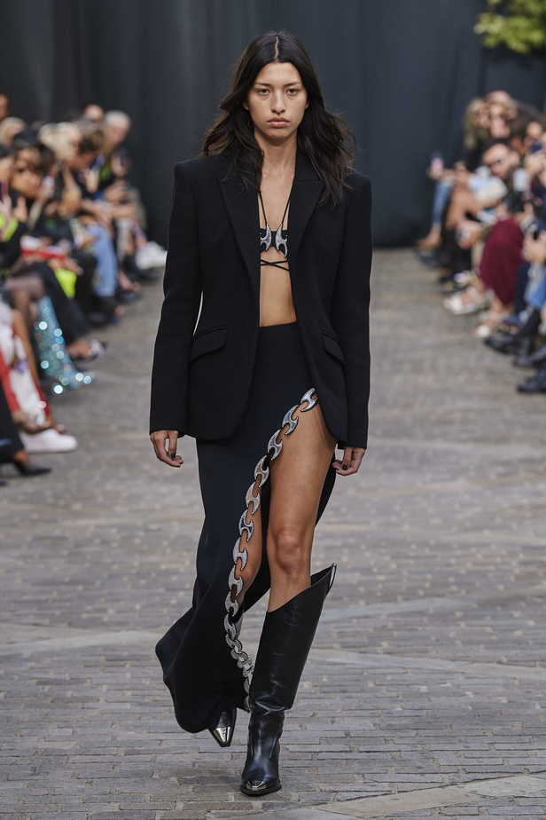 مجموعة David Koma لربيع وصيف 2023.. جرأة الأقمشة اللماعة والفرو