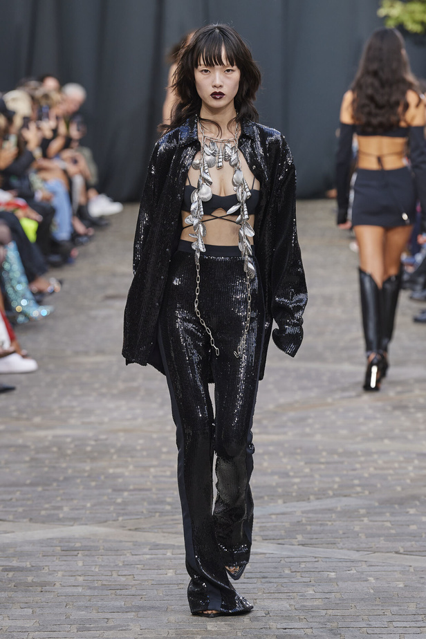 مجموعة David Koma لربيع وصيف 2023.. جرأة الأقمشة اللماعة والفرو