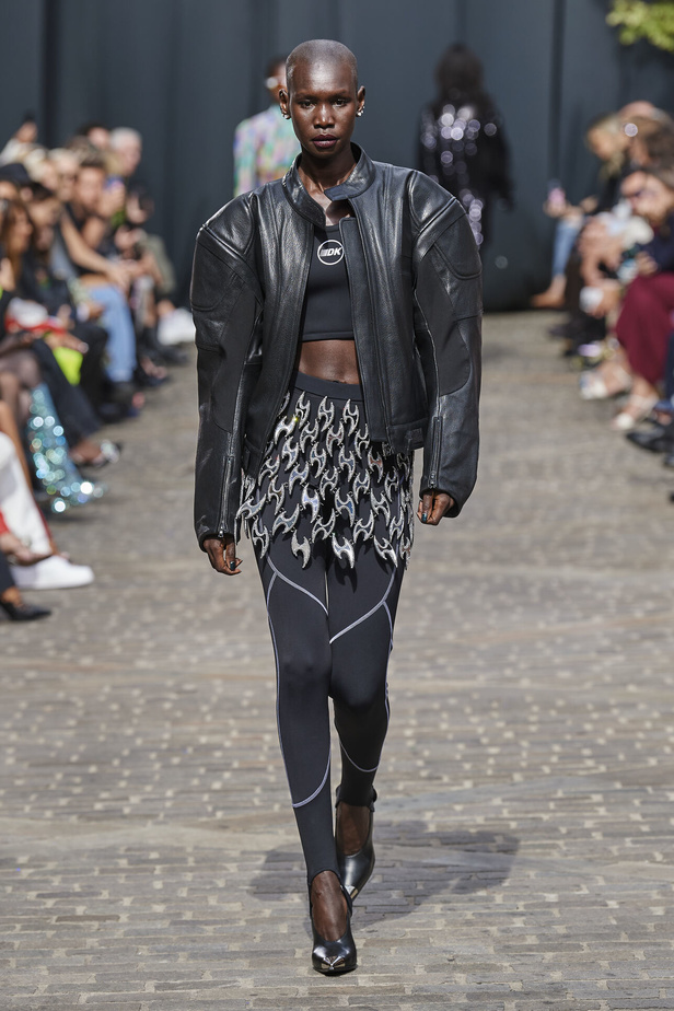 مجموعة David Koma لربيع وصيف 2023.. جرأة الأقمشة اللماعة والفرو