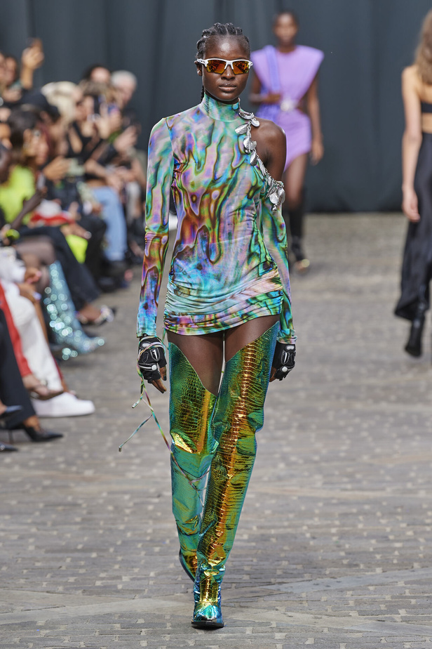 مجموعة David Koma لربيع وصيف 2023.. جرأة الأقمشة اللماعة والفرو