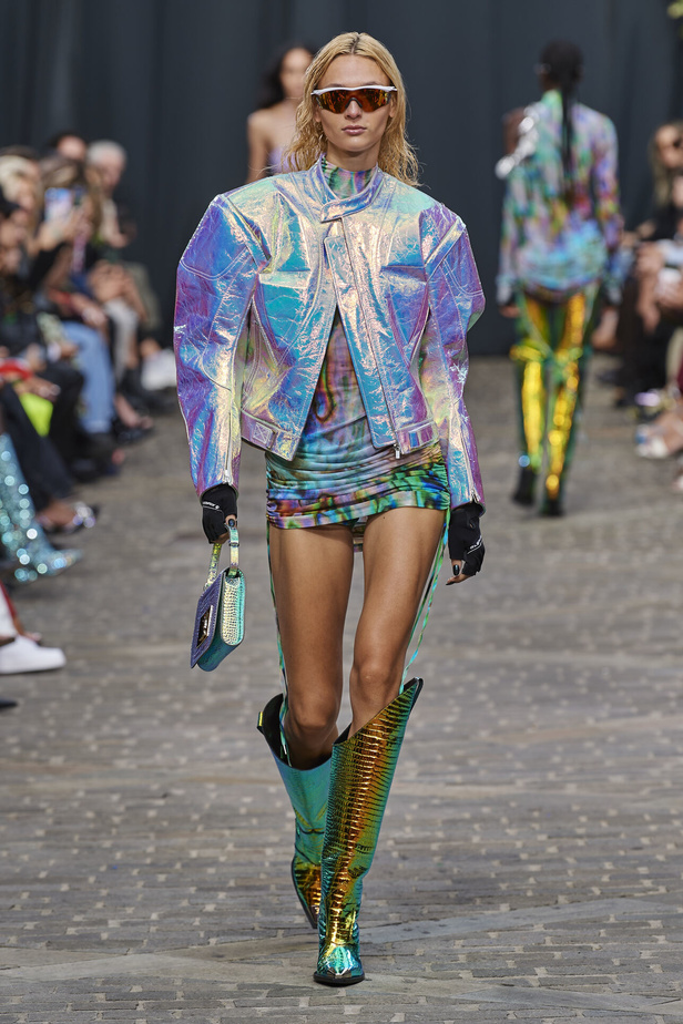 مجموعة David Koma لربيع وصيف 2023.. جرأة الأقمشة اللماعة والفرو