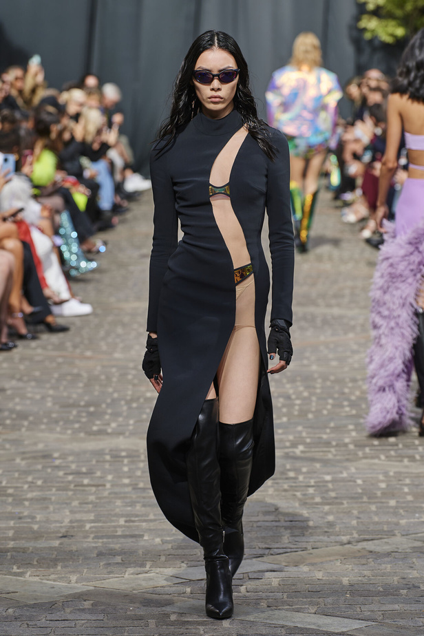 مجموعة David Koma لربيع وصيف 2023.. جرأة الأقمشة اللماعة والفرو