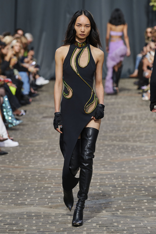 مجموعة David Koma لربيع وصيف 2023.. جرأة الأقمشة اللماعة والفرو