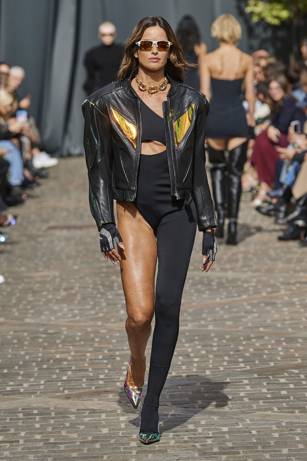 مجموعة David Koma لربيع وصيف 2023.. جرأة الأقمشة اللماعة والفرو