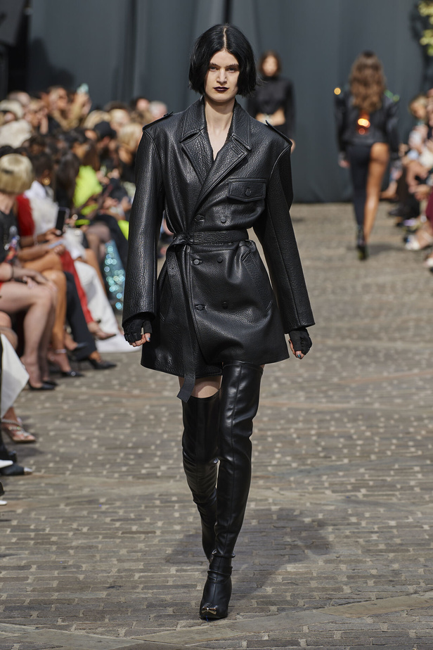 مجموعة David Koma لربيع وصيف 2023.. جرأة الأقمشة اللماعة والفرو