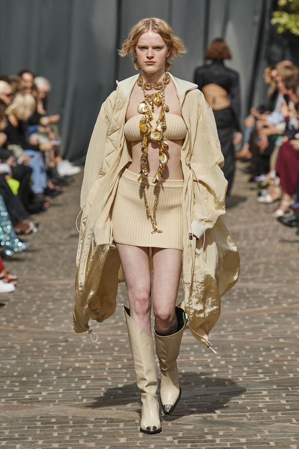 مجموعة David Koma لربيع وصيف 2023.. جرأة الأقمشة اللماعة والفرو