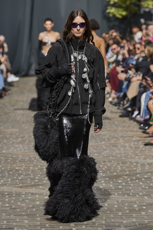 مجموعة David Koma لربيع وصيف 2023.. جرأة الأقمشة اللماعة والفرو