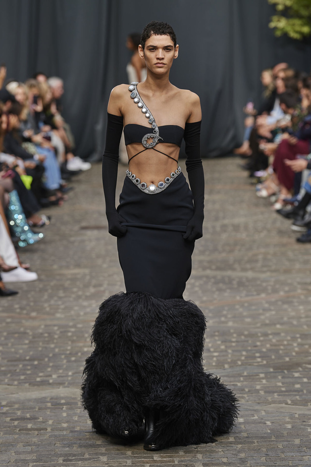 مجموعة David Koma لربيع وصيف 2023.. جرأة الأقمشة اللماعة والفرو