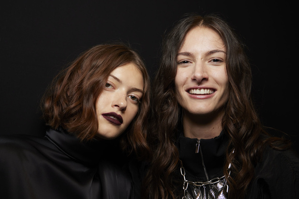 مجموعة David Koma لربيع وصيف 2023.. جرأة الأقمشة اللماعة والفرو