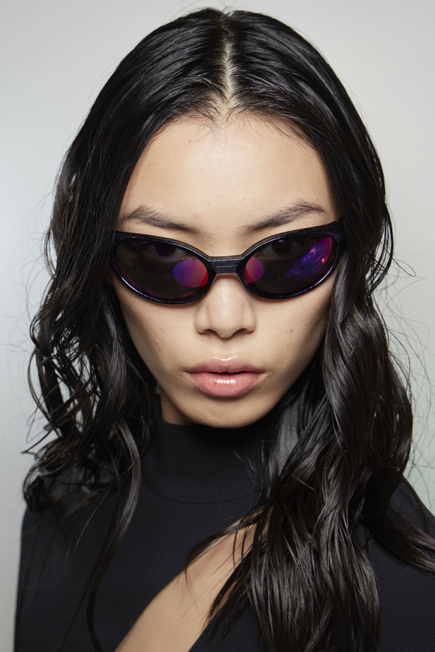 مجموعة David Koma لربيع وصيف 2023.. جرأة الأقمشة اللماعة والفرو