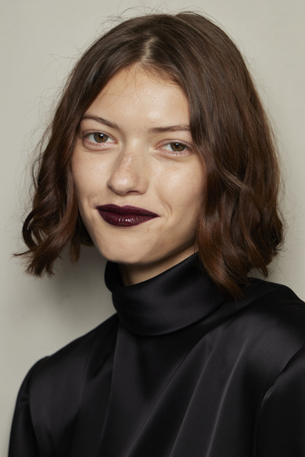 مجموعة David Koma لربيع وصيف 2023.. جرأة الأقمشة اللماعة والفرو