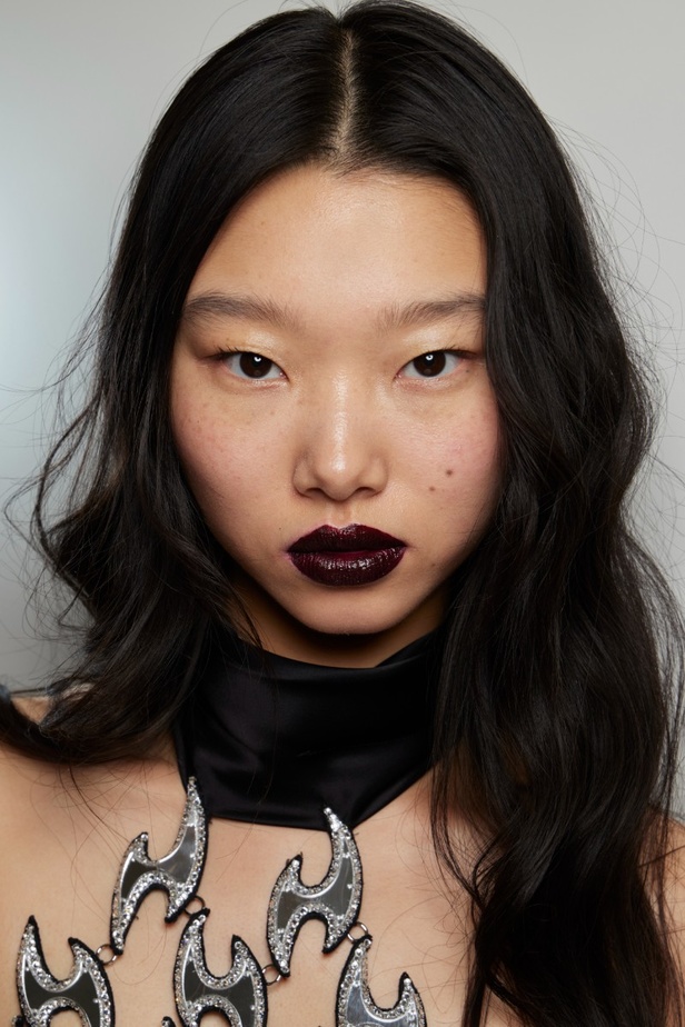 مجموعة David Koma لربيع وصيف 2023.. جرأة الأقمشة اللماعة والفرو