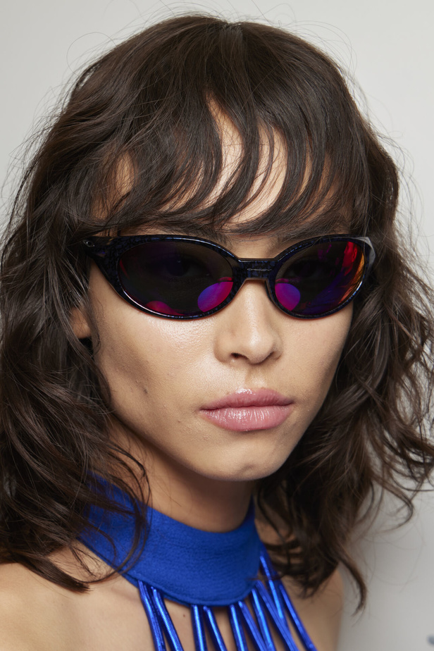 مجموعة David Koma لربيع وصيف 2023.. جرأة الأقمشة اللماعة والفرو